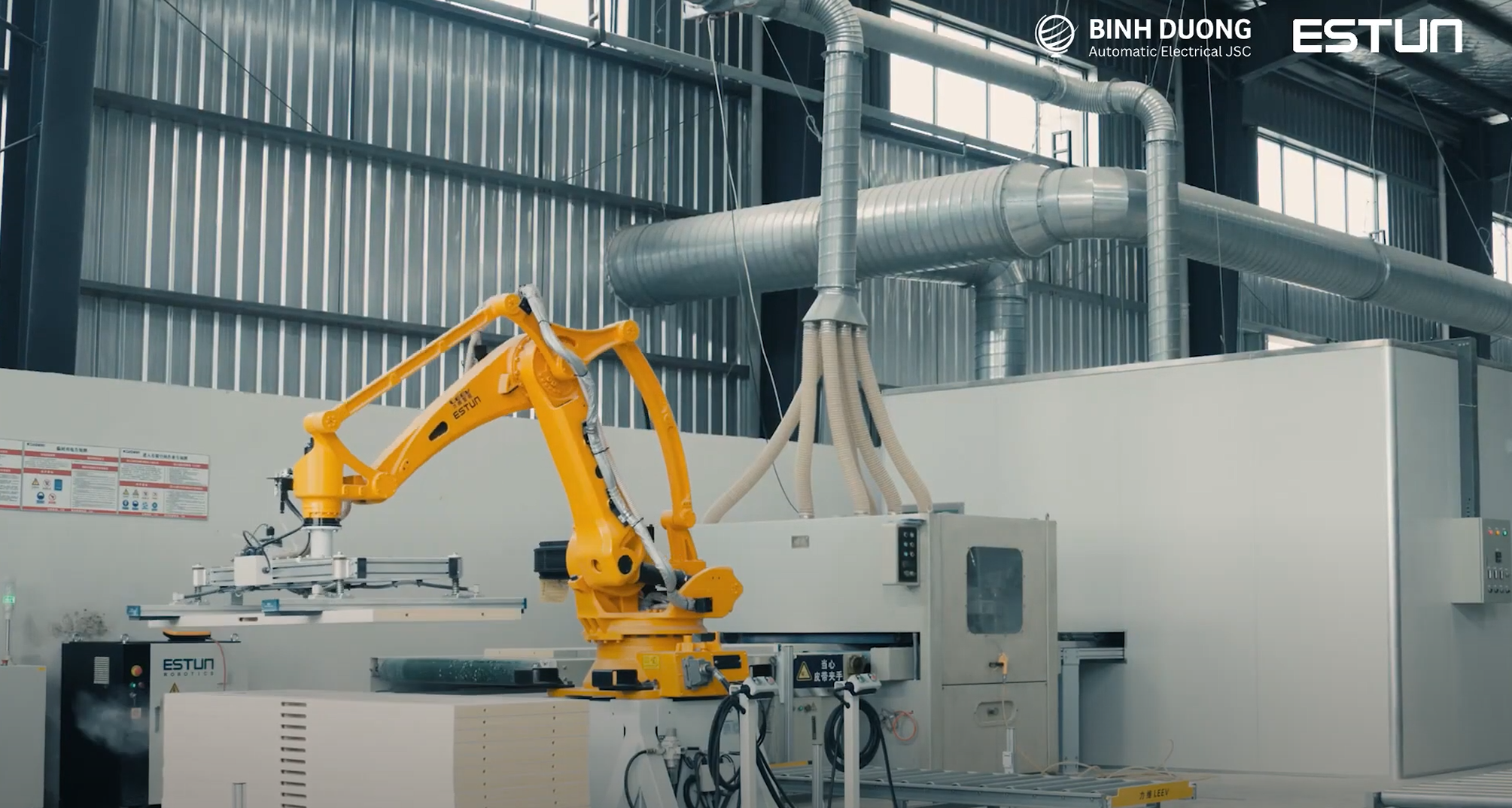Ứng dụng robot sản xuất tấm gỗ cửa và ốp tường ESTUN