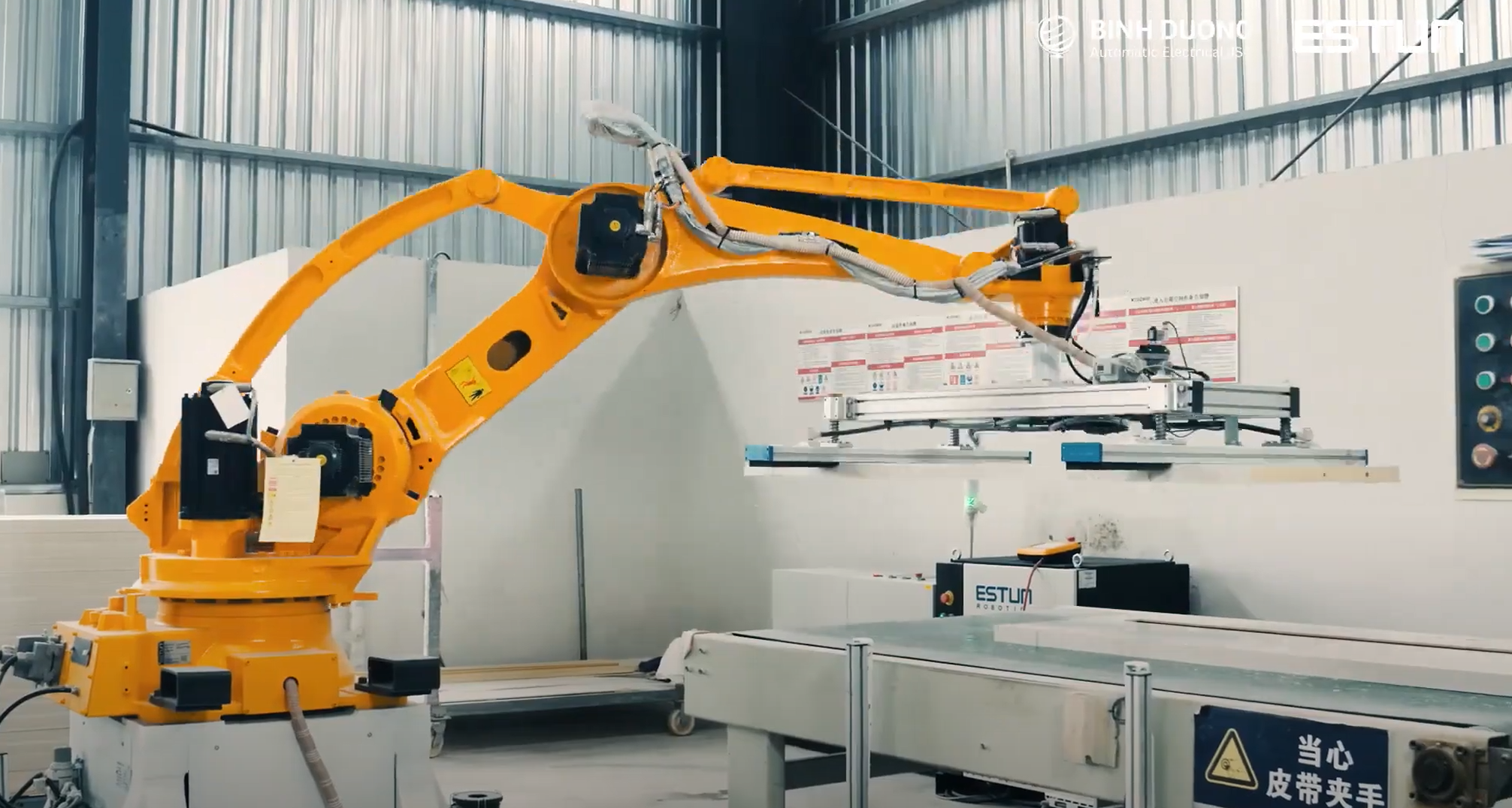Lợi ích khi ứng dụng robot sản xuất tấm gỗ cửa và ốp tường ESTUN